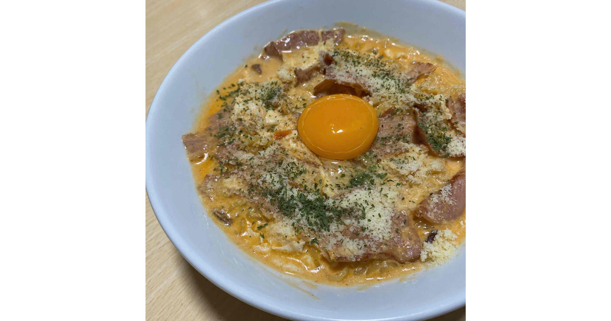 辛ラーメンが濃厚に！【チリカルボナーララーメン】/ リュウジのバズレシピ